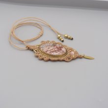 Colar micromacramé cinza claro com uma pedra natural, o dendrito